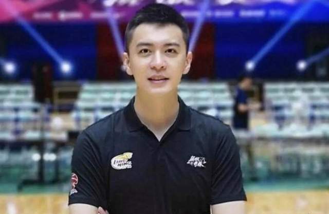 大瓜男篮冠军教头杨鸣疑似婚变爱人怒删两人合影姚明头大