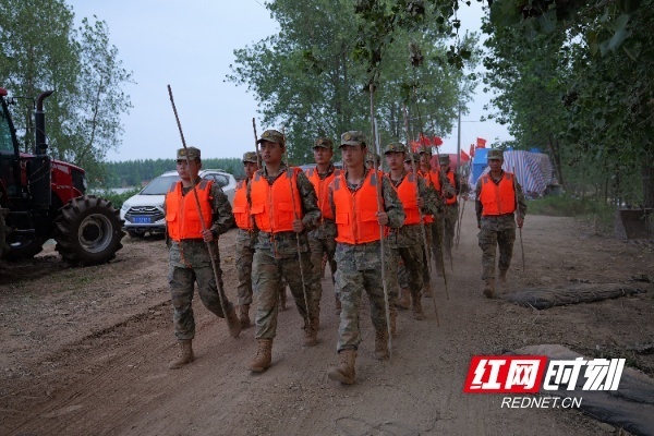 巡堤查险加固堤坝 湖南省军区直属队百余官兵奋战团洲垸