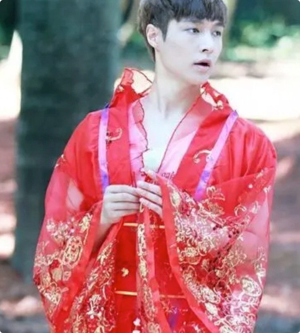 这才是真正的男扮女装果然男的只要美起来就没女人什么事了