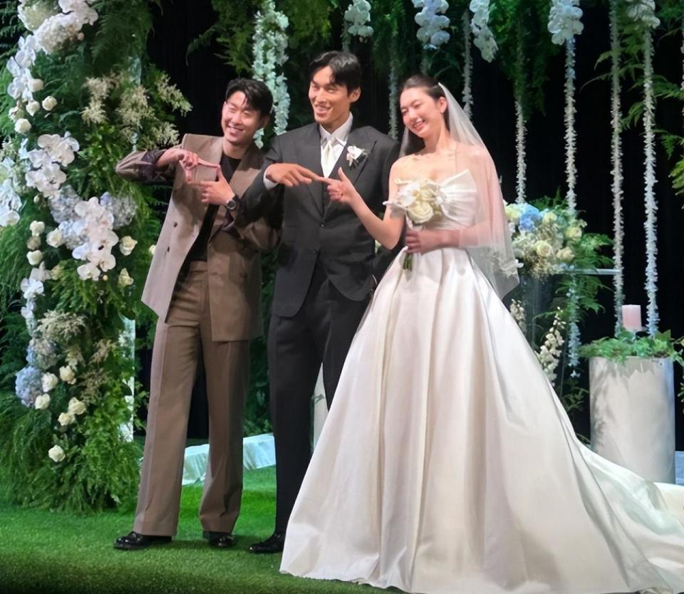 韩国女星和国家队门将举行婚礼,孙兴慜到场祝贺,婚礼现场公开