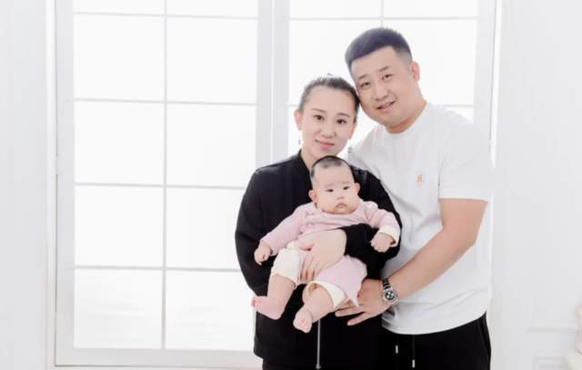 丫蛋的现任老公也是赵本山的徒弟,名为小鹏飞(原名李绰).