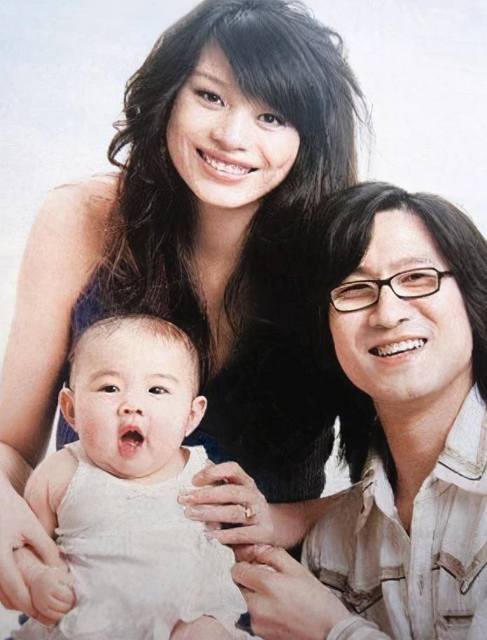 新女伴被叫"五嫂"?汪峰再度认爱:三婚四孩,前任们风格各异