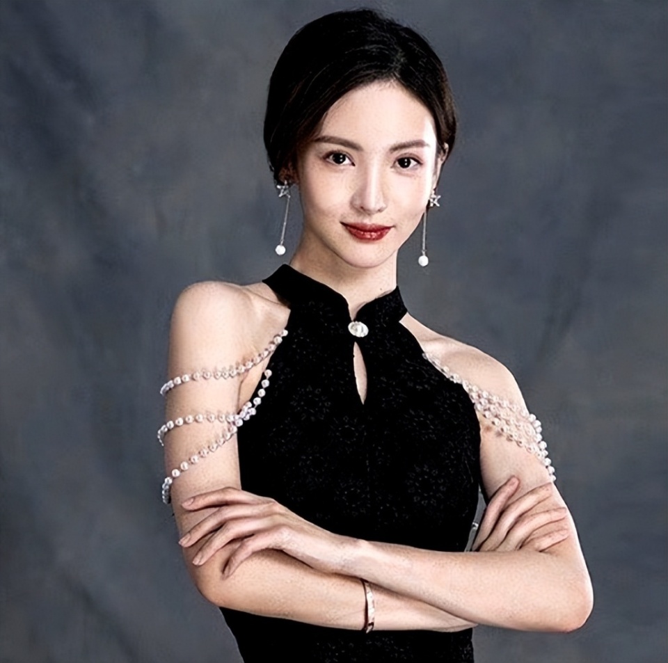 同为北舞校花,金晨成40亿票房女王,李一桐痴迷偶像剧