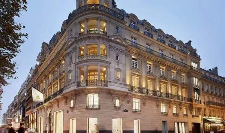 巴黎老城区现有桥梁37座(包括2006年建成的国家图书馆桥),其中4座步行