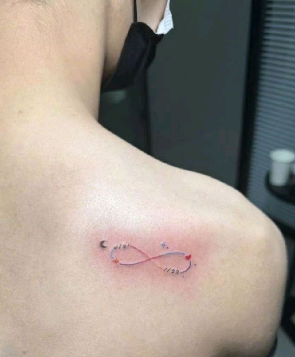 杨女士的纹身数字则代表胡文煊和她妈妈的生日.