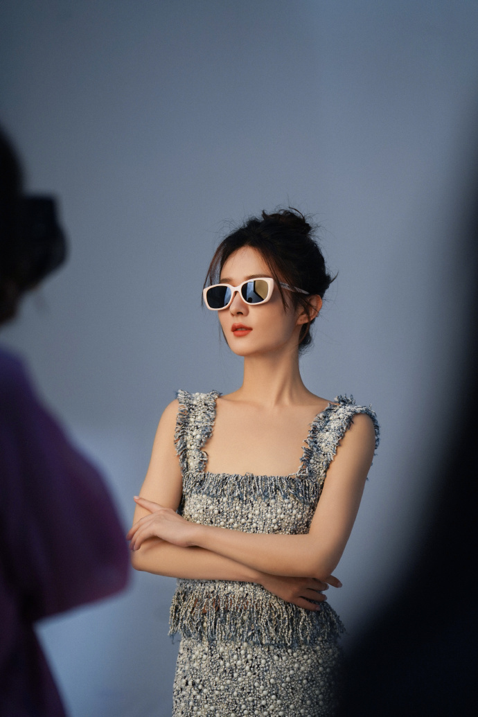 6月16日,工作室释出一组赵丽颖最新眼镜时尚大片,赵丽颖戴眼镜酷拽