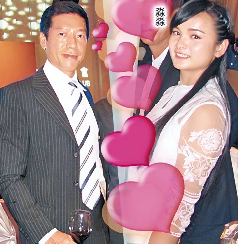 2019年底,张耀扬更带着淼淼与海俊杰等好友相聚,聚会上他们紧紧地靠在