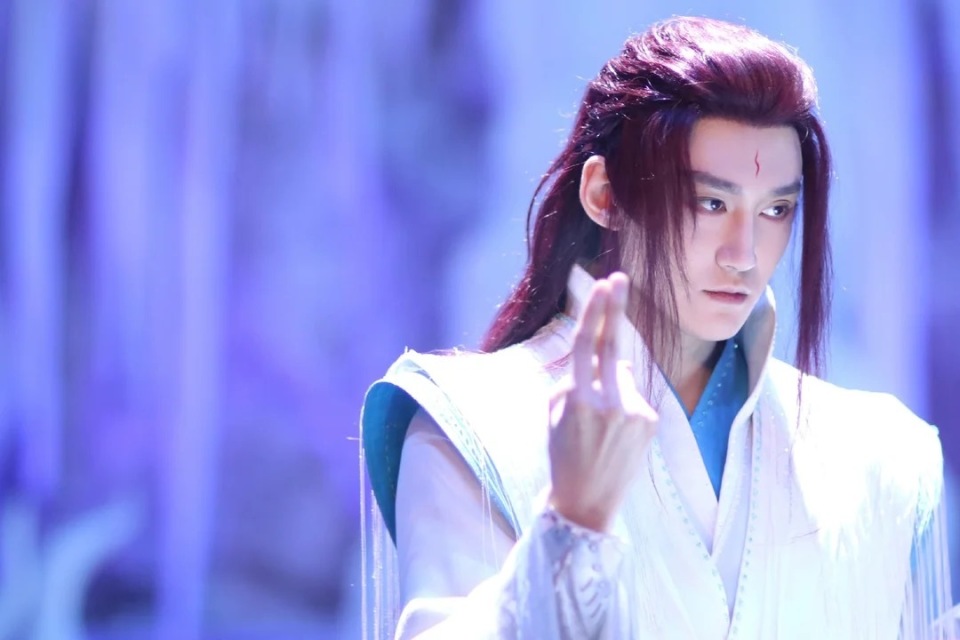 尤其是汪铎,一人分饰2角,演出了2个角色之间巨大的差异.