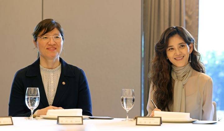 李富真以新罗酒店社长的身份会见韩国文化体育观光部副部长张美兰