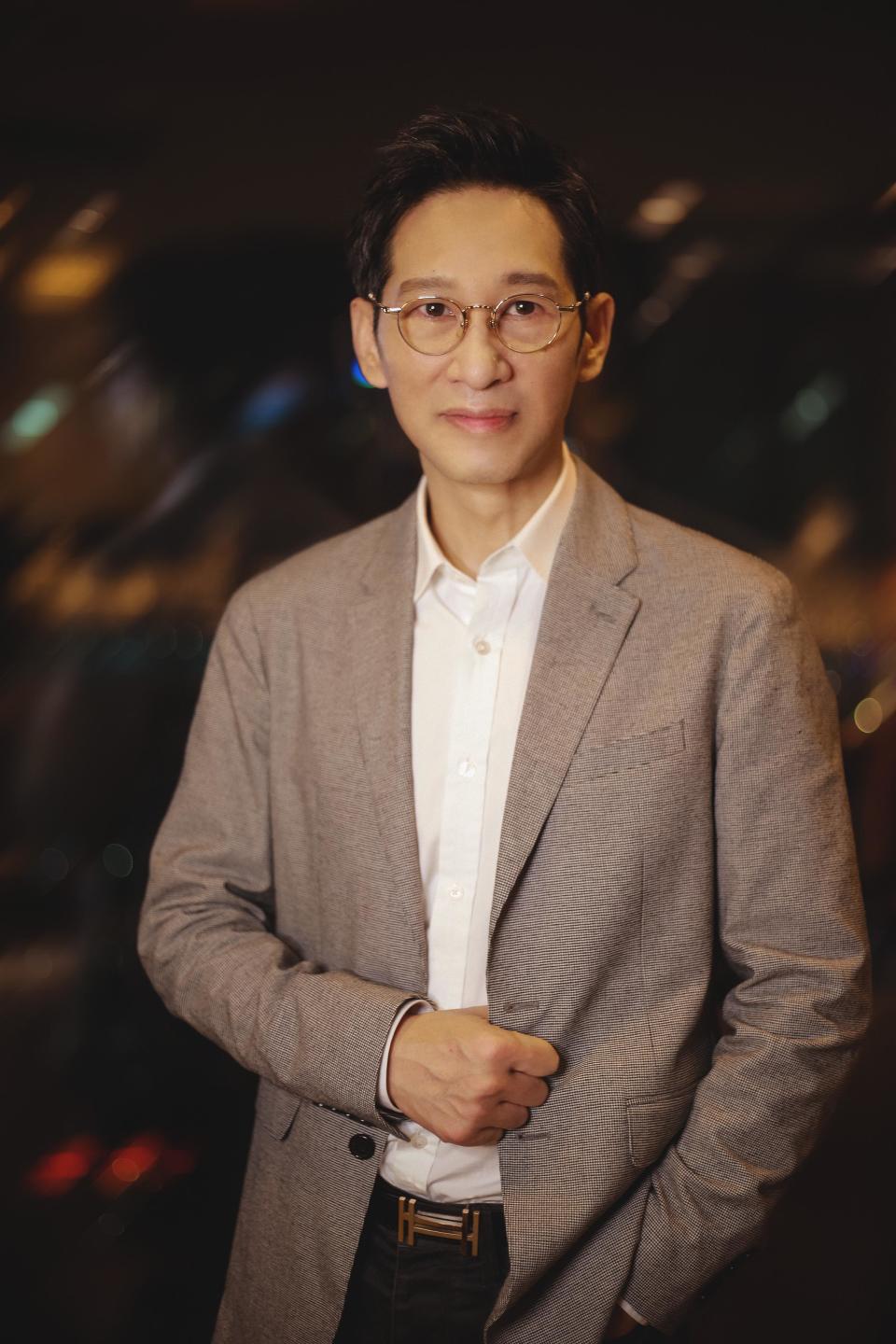 王劲松妈妈因疫情去世93岁的父亲也烧了四天现还在无助地等待