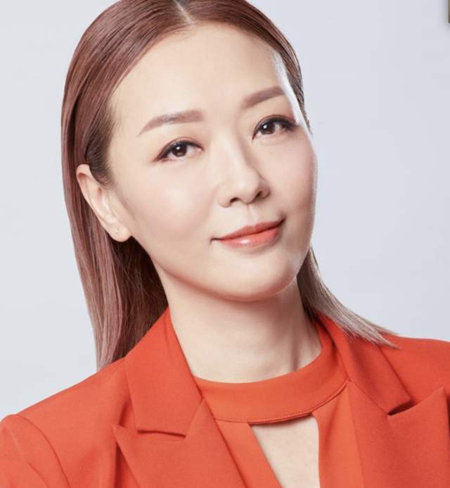 53岁港星郭少芸路边摊买年货搀扶拄拐妈妈太孝顺至今未婚未育