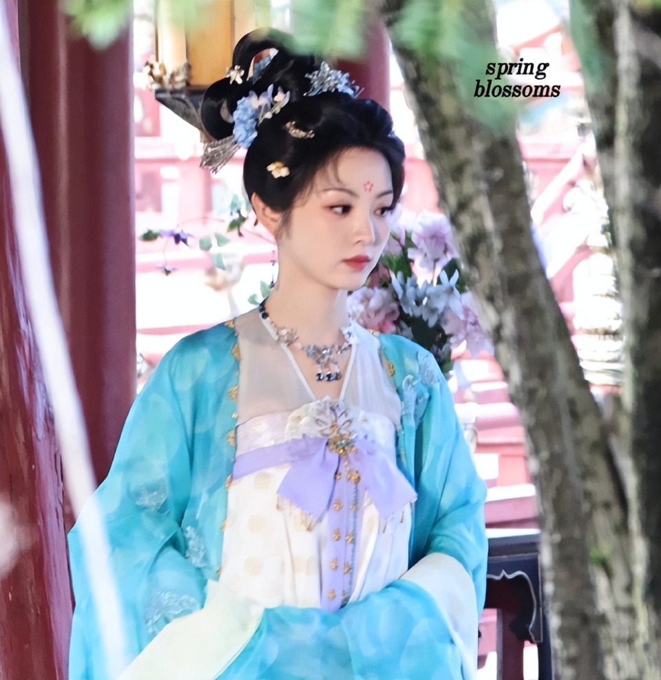 笑容明媚太心动,许凯道士装很惊艳!_腾讯新闻