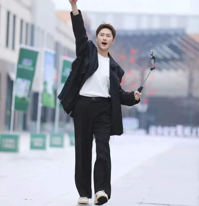 被传肛裂,惨遭封杀,微博注销,朱梓骁当年退圈得罪谁了?_腾讯新闻