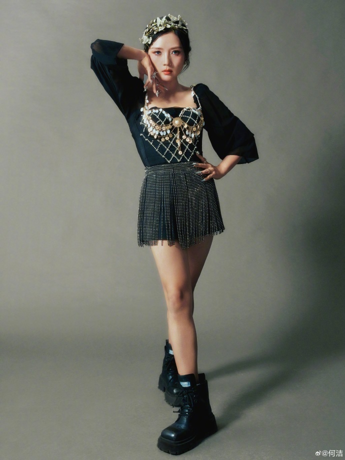 38岁何洁晒近照,双马尾配多巴胺穿搭,显瘦又可爱美到不敢认