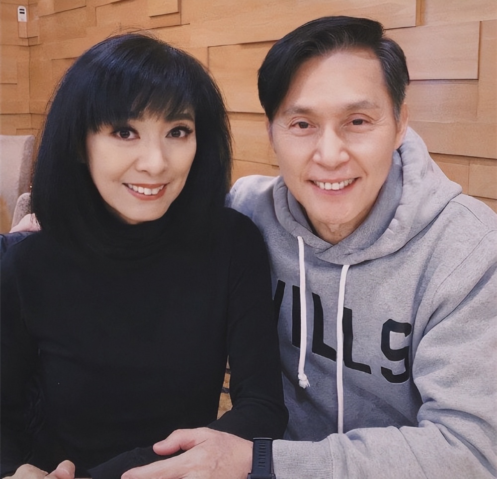 两人一有空就会约出来吃饭聊天,有时候还会叫上共同好友刘松仁.