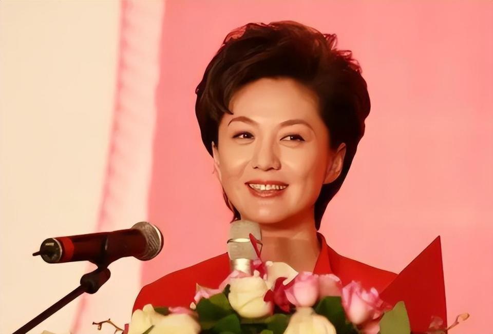 央视主持人海霞,老公原来是大名鼎鼎的他,女儿颜值比妈还高_腾讯新闻