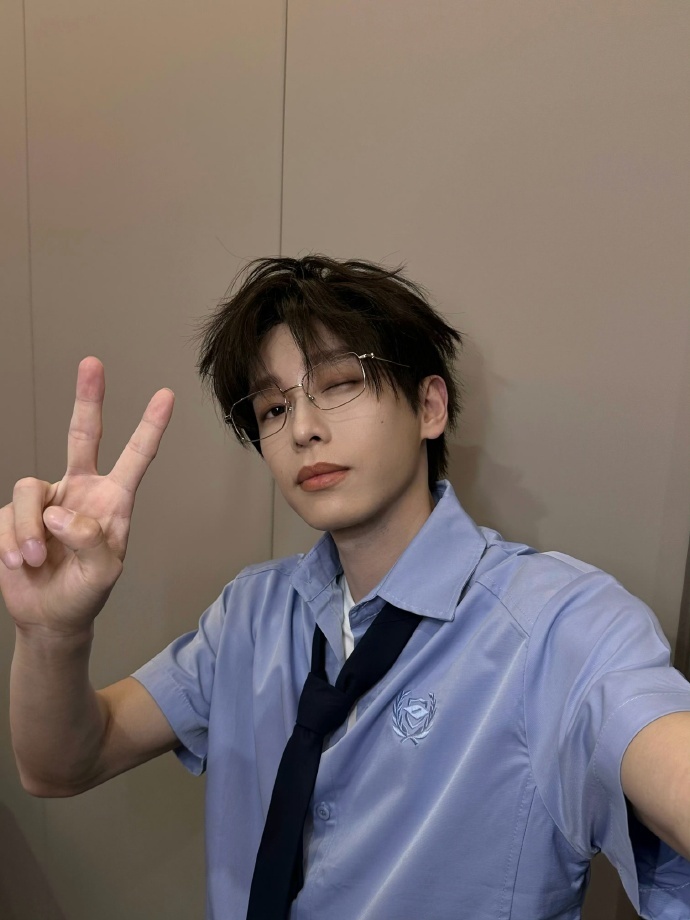 彭昱畅瘦回"日系花美男",网友喊话:不许再见黄磊