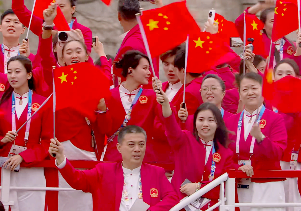 巴黎奥运会开幕式:马龙高举国旗笑开颜,中国代表团喜气洋洋入场