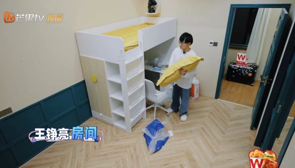 《快乐老友记》:他们连买家具都如此好笑,陈楚生倾情打造纯狱风