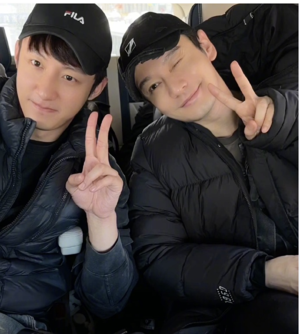 黄晓明黄景瑜被偶遇:3人吃炖鱼,贾乃亮买10斤瓜子准备坐绿皮车