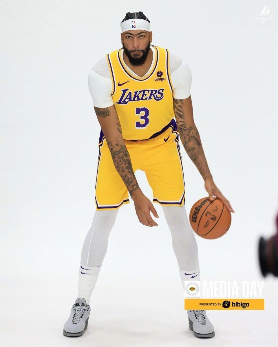 湖人新三巨头定妆照里夫斯站c位浓眉自信老詹再谈退役言论