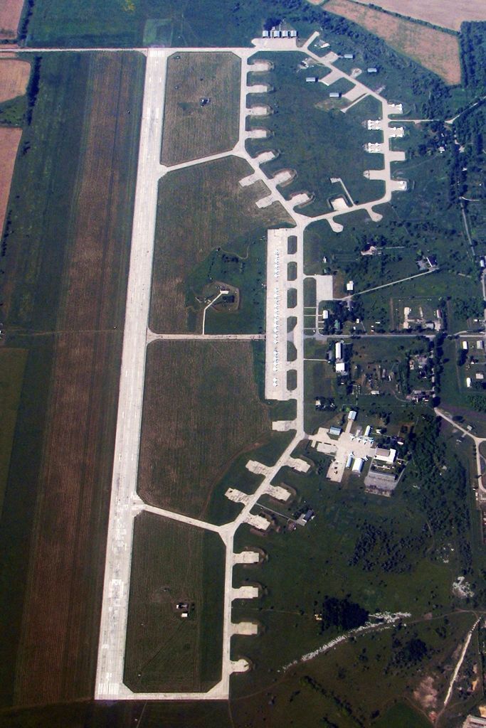 乌克兰米尔哥罗德空军基地遭到俄军弹道导弹袭击 一架