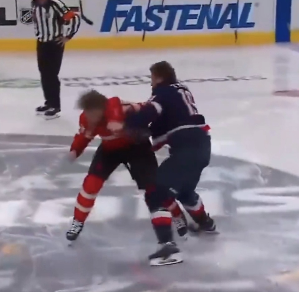 都怪特朗普！1场冰球比赛9秒3次斗殴加拿大球迷狂嘘美国国歌-腾讯新闻