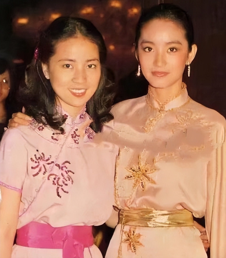 林青霞究竟算不算80年代第一美女看看她和巩俐的合照就有答案了