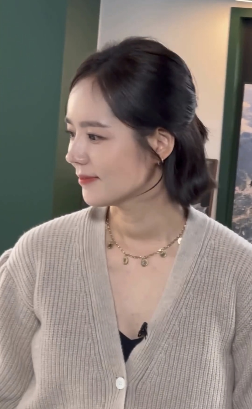 韩佳人短发搭配半髻,散发优雅魅力