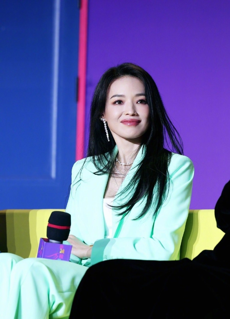 舒淇,妆造远没有虞书欣那么华丽,既没有露胸,也没有露腿,发型也没有多