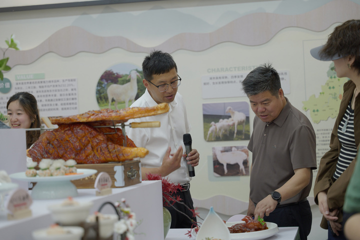 湖羊,本为"胡羊",北方居民携带蒙古绵羊南下,在江浙一带太湖流城定居