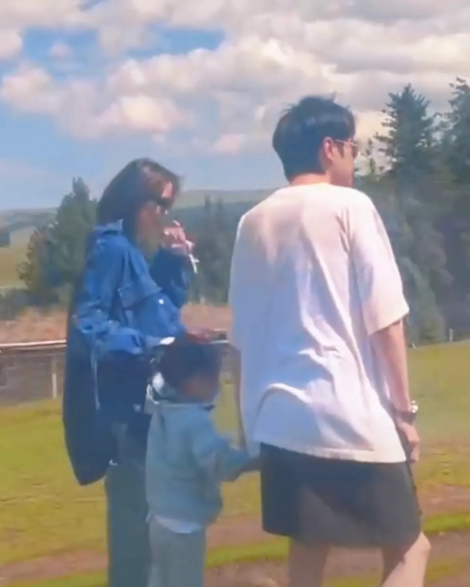 偶遇张若昀唐艺昕一家三口新疆出游,4岁女儿长高不少,乖巧可爱