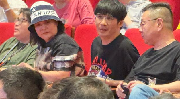 大张伟和老婆腻歪，当一个42岁叛逆“小娇夫”，终于为爱向催生低头