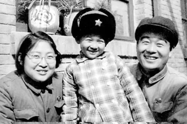 毛主席外孙孔继宁，面对采访时曾直言：这个身份有时候是一种负担_腾讯新闻