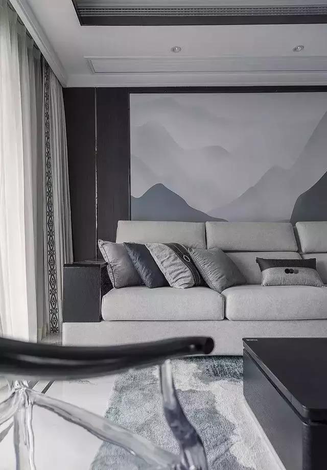 163㎡新中式四居室高级灰填满客厅朦胧的群山背景画意境深远