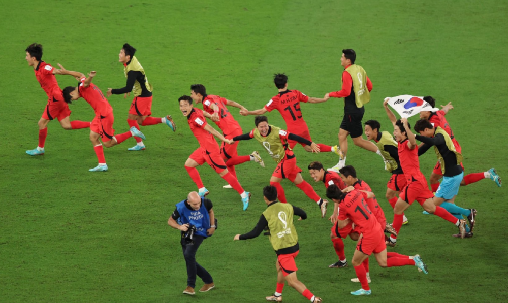 争议？主裁疑漏判乌拉圭2点球！赛后被愤怒围堵，名记：韩国要感谢他网红带货1000万提成多少