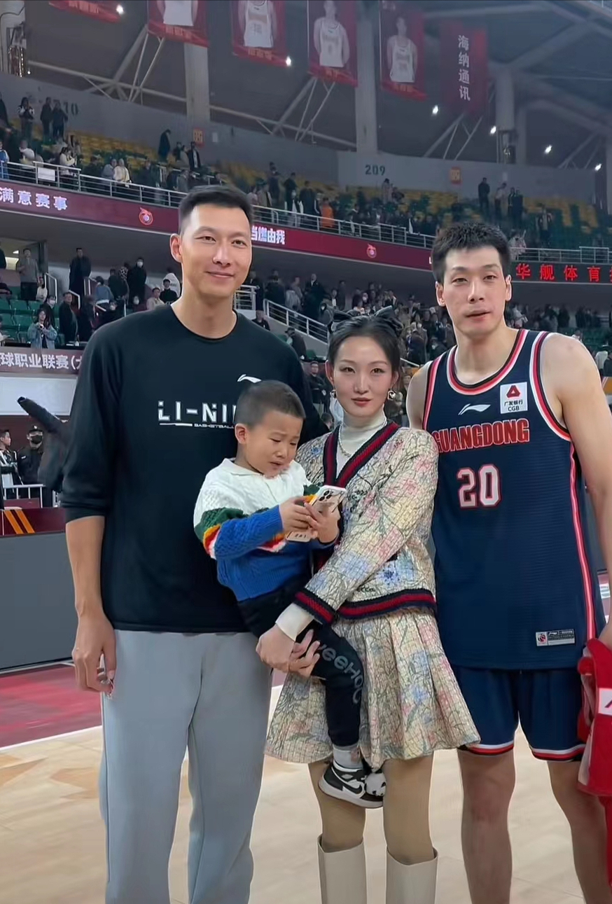 任骏飞回归家乡大爆发高颜值妻子亮相赛后全家同易建联合影