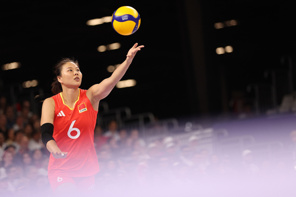 进入决胜局,李盈莹四号位强攻,王媛媛快速进攻,袁心玥的探头球,但是