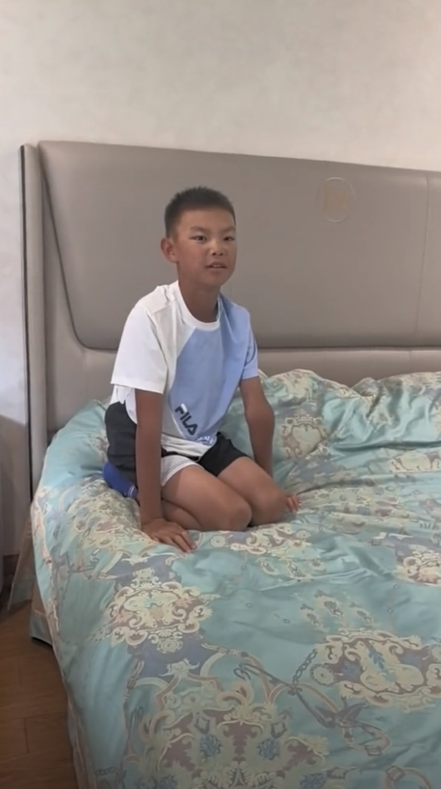 林丹妻子晒儿子，8岁小羽为练网球晒得快成非洲人，只剩两排白牙