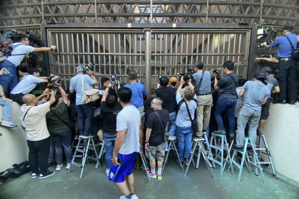 柯文哲双手上铐步上囚车!