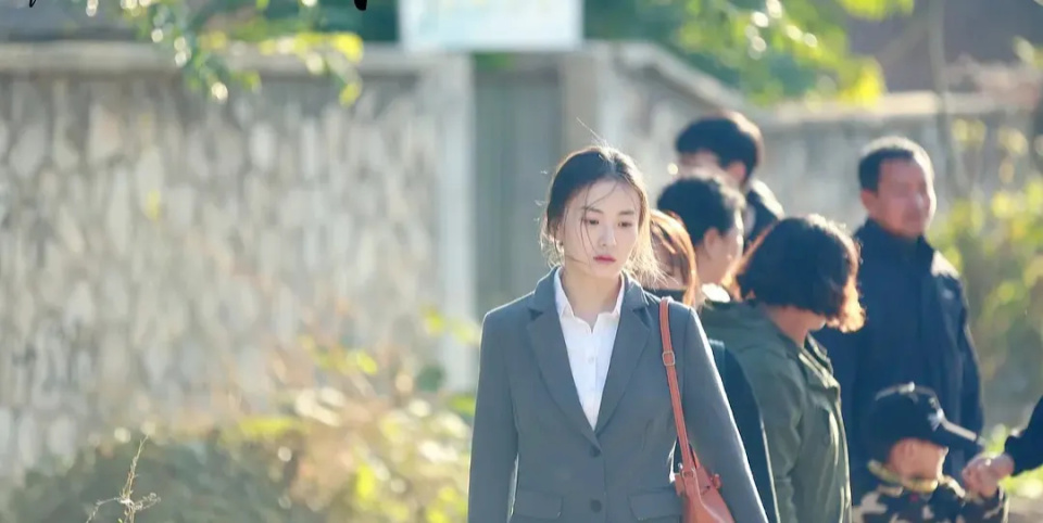《唐探2》王乙：因《繁花》出圈，颜值堪比张柏芝，粉丝却不过万，她能火吗_腾讯新闻