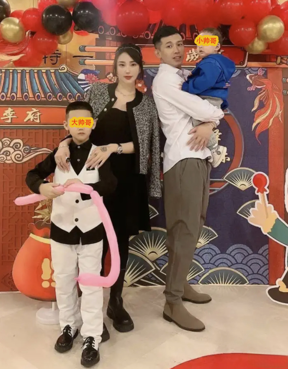 天佑还和网红小毒液育有一个女儿小初一,出生于2021年的大年初二(阳历