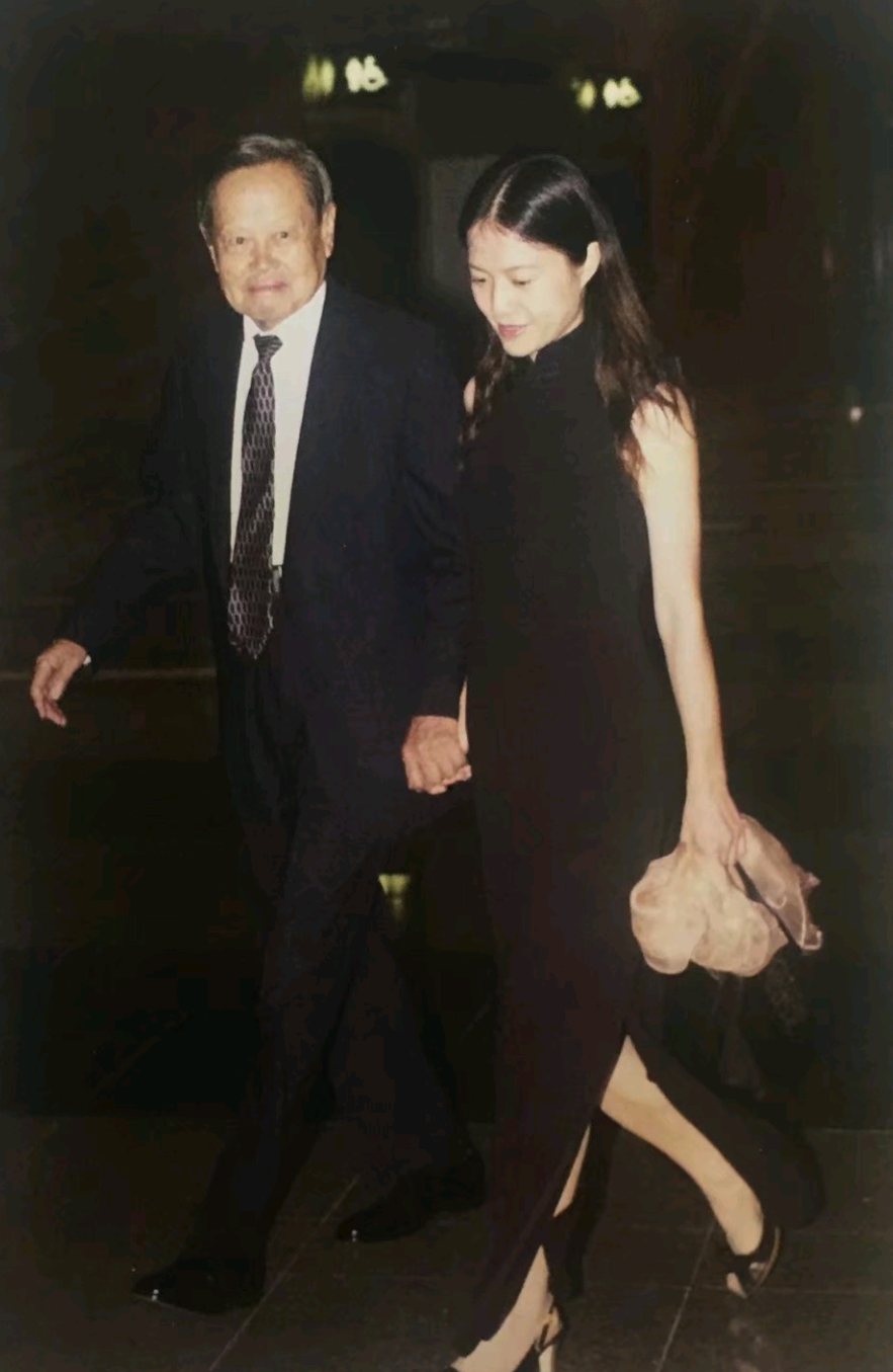 称呼翁帆为帆帆,谈起恋爱来的人,哪里像一个100岁的人,杨振宁比年轻人