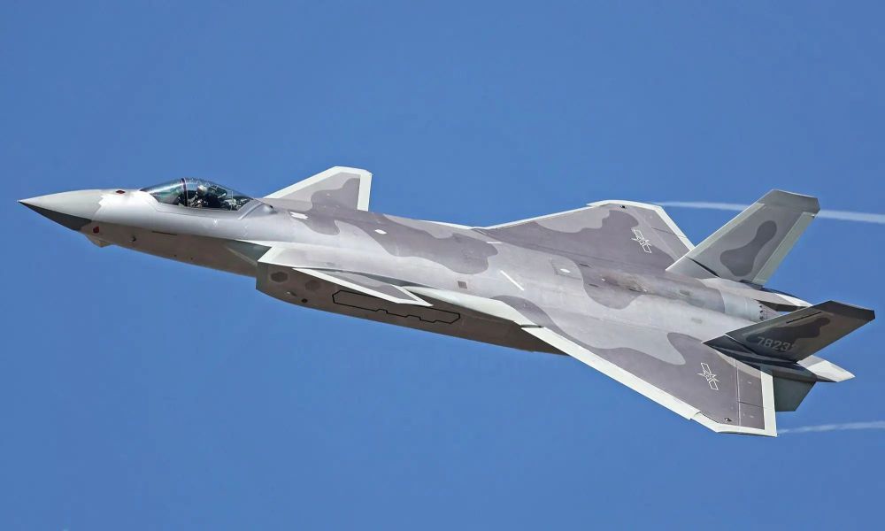 中国最新型号歼-20a战机,以特殊状态亮相,成飞的产能要爆发了?