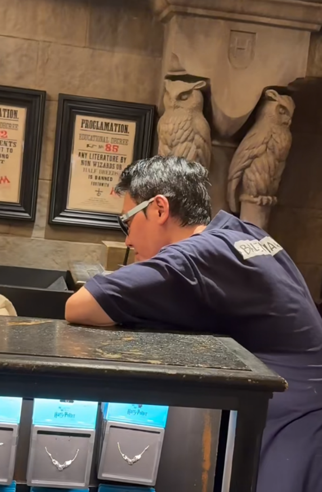 冯绍峰七夕陪儿子，带想想到环球影城玩，48岁的他看着也就30出头_腾讯新闻