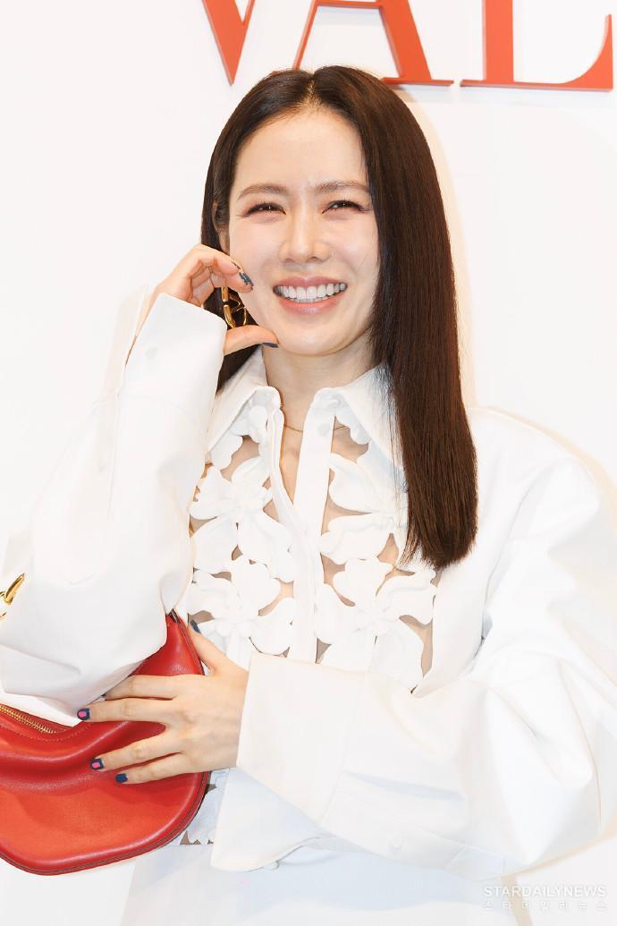 韩国知名女星,"职场妈妈"孙艺珍靓丽回归_腾讯新闻