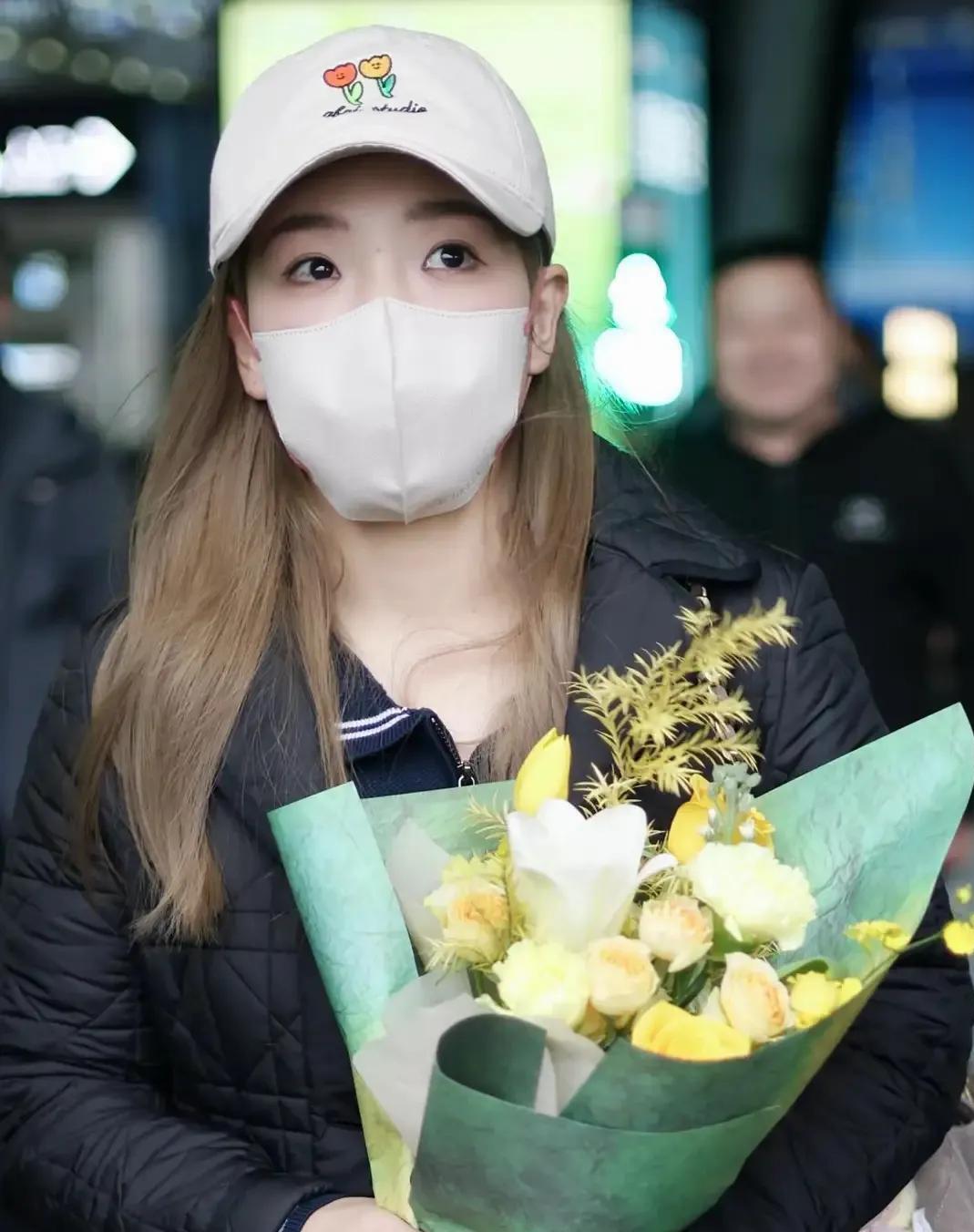 劉詩雯分享北京初雪美照，穿白色長褲羽絨服，一顰一笑甜美動人 - 