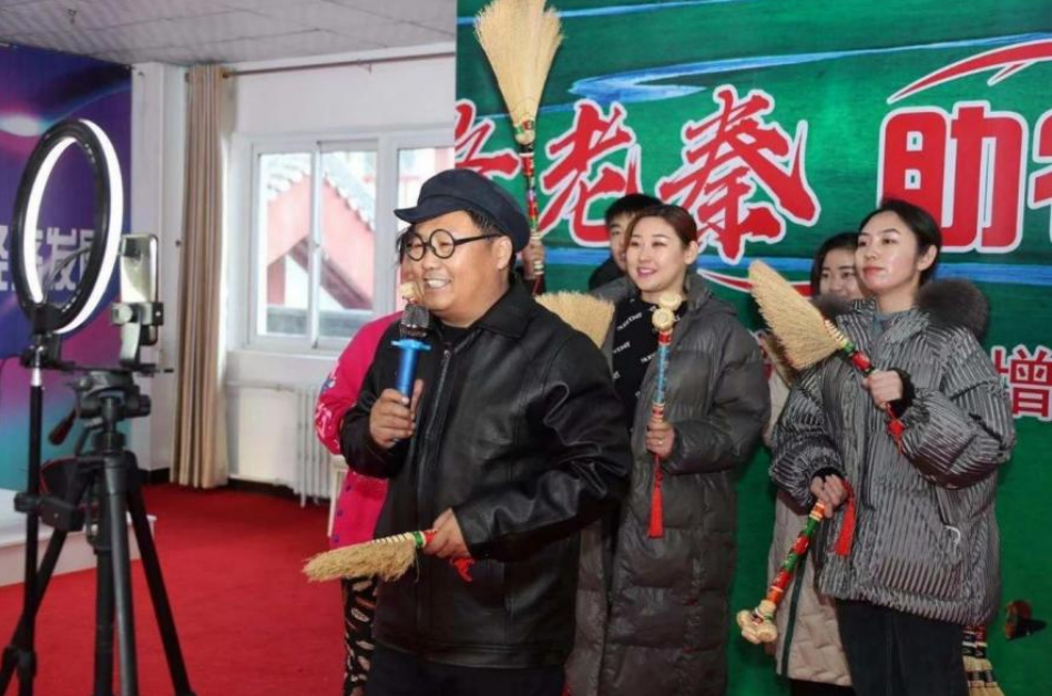 赤峰老秦,本名秦连瑞,喜欢吹拉弹唱,从赤峰市巴林左旗乌兰牧骑退休后