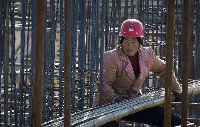 经常家暴的丈夫去世后,郭婶笑了,花一百多块钱买牛