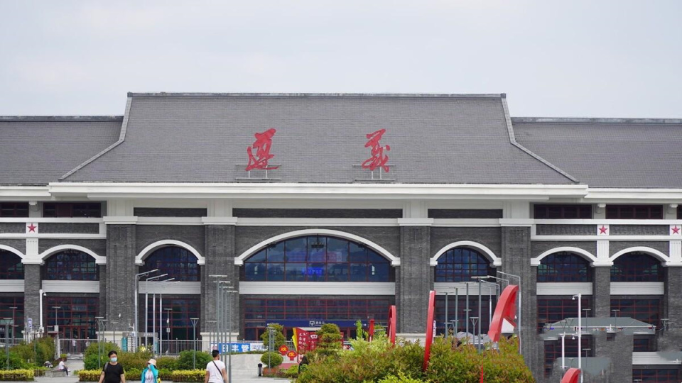 无论是车站和机场都有一定规模,机场属4c级别,是贵州省最大的支线机场